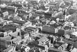 Flygbild över Linköpings stadskärna 1972. I mitten ses Stora torget. Foto: Corren/Per-Arne Nyhlén