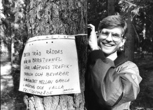 Sven kramar träd under debatten om Vallaleden