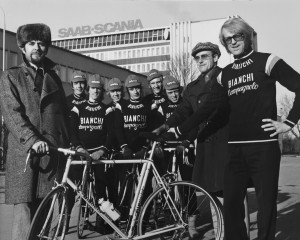 1970-talet var cyklingens årtionde i Linköping. Här är det framgångsrika Saab-laget som dominerade cykelsporten under andra halvan av 1970-talet.