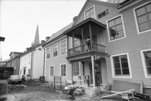 Serviceboendet Aspen på Hunnebergsgatan byggs 1976 och invigs i september 1977. Bygget blev mycket uppmärksammat och fick Expressens miljöpris 1977.